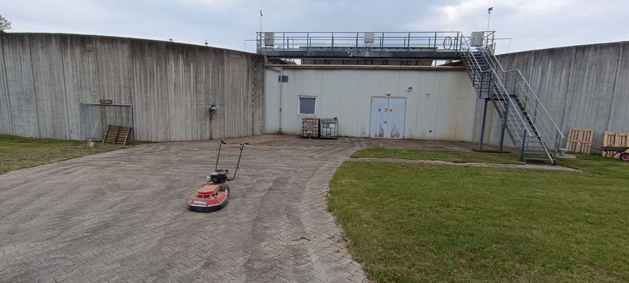 Tielbürger Wildkrautbürste TW50S auf Gelände