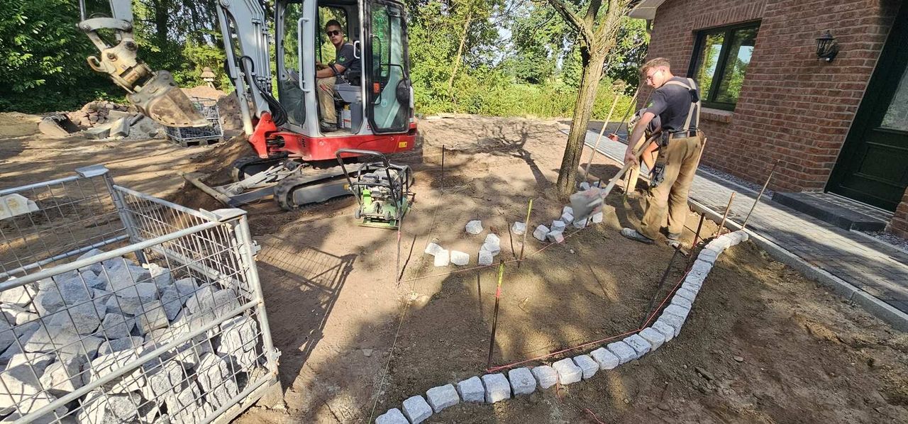 Ein Mitarbeiter führt Baggerarbeiten durch