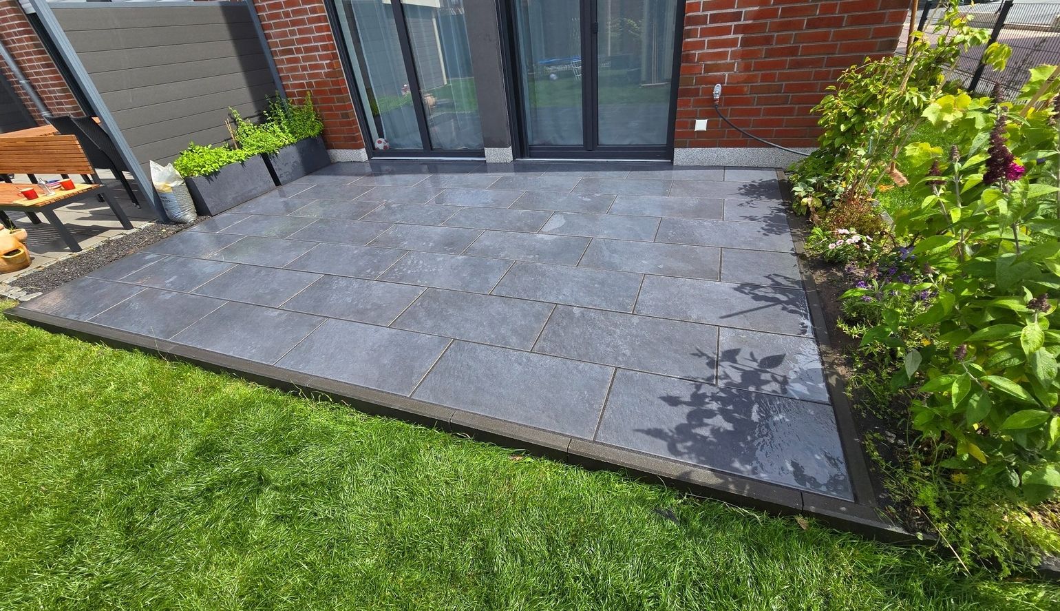 Terrassenbau mit grauen Fliesen