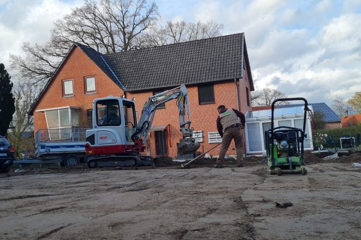 Die Galajungs bei der Arbeit mit einem Bagger