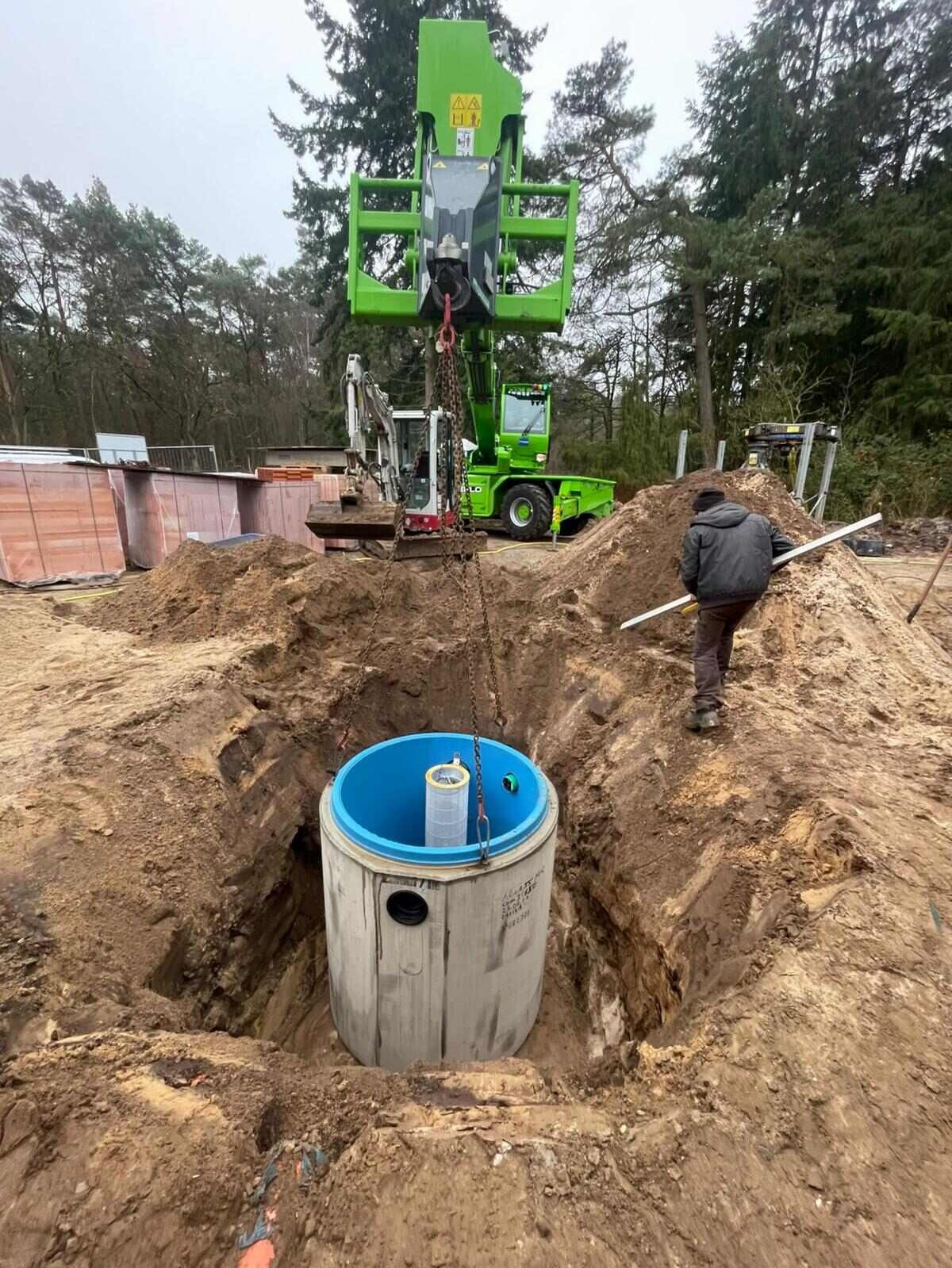 Eine Zisterne wird in den Boden gelassen